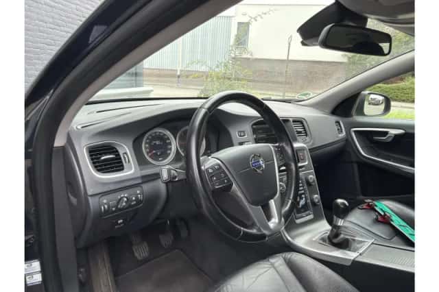 Volvo V60 (2011) thumbnail 3