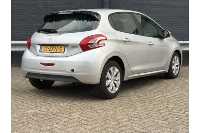 Peugeot 208 (2012) thumbnail 2