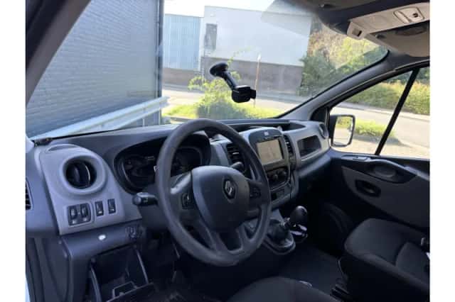 Renault Trafic (2016) thumbnail 3