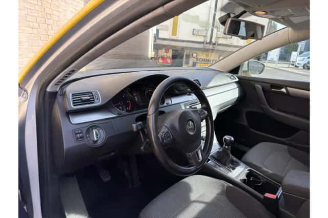 Volkswagen Passat (2013) thumbnail 3