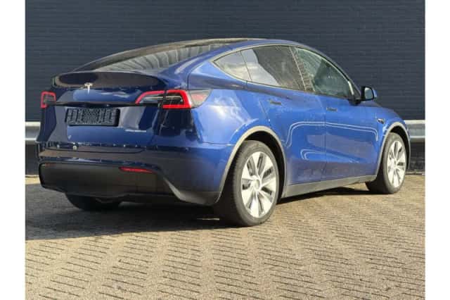 Tesla Model Y (2023) thumbnail 2