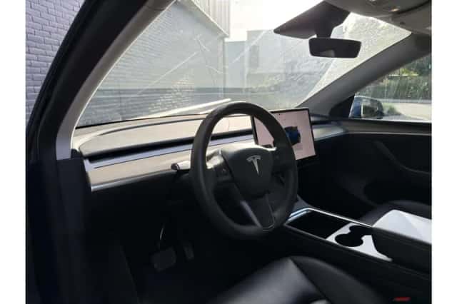 Tesla Model Y (2023) thumbnail 3