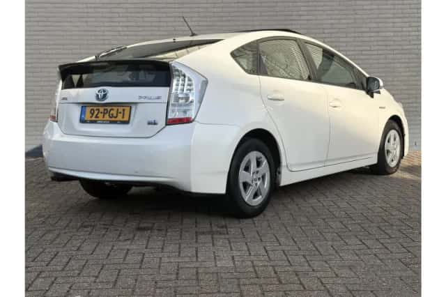 Toyota Prius (2011) thumbnail 2