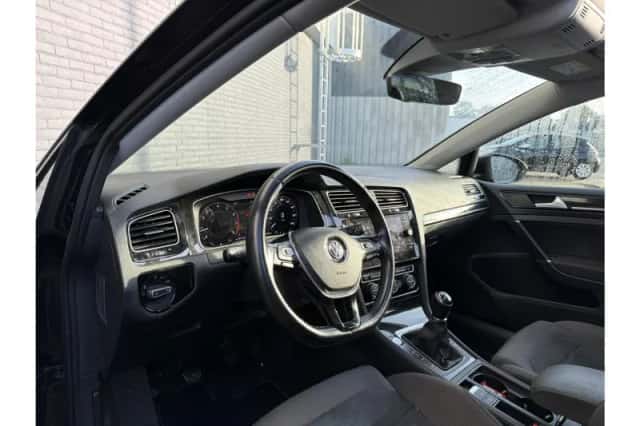 Volkswagen Golf (2018) thumbnail 3