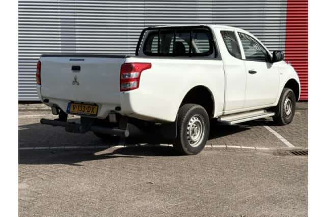 Mitsubishi L200 (2017) thumbnail 2