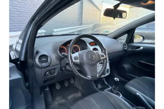 Opel Corsa (2012) thumbnail 3