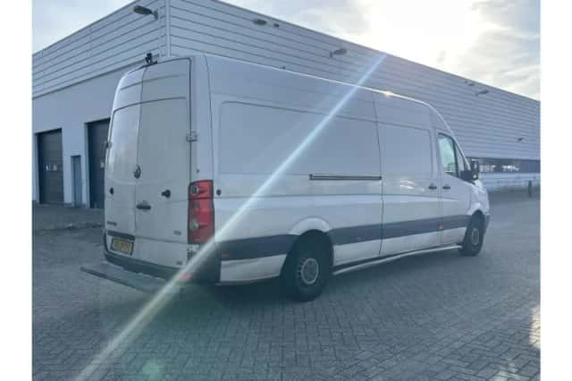 Volkswagen Crafter (2013) thumbnail 2