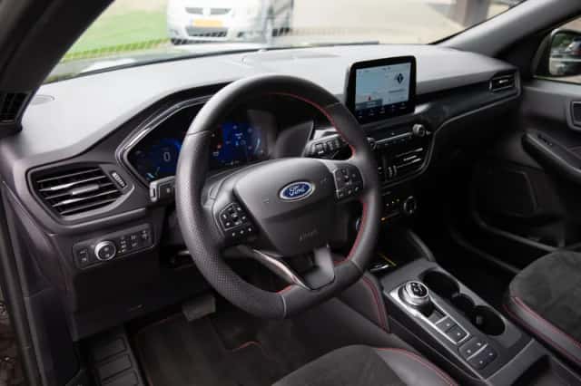 Ford Kuga (2023) thumbnail 4