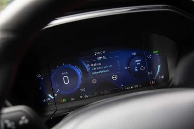 Ford Kuga (2023) thumbnail 5