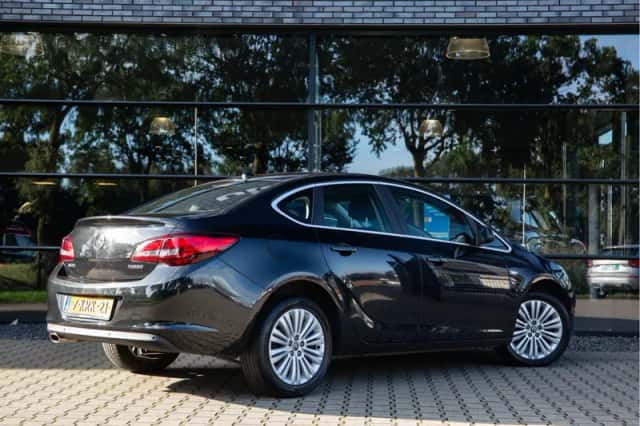Opel Astra (2013) thumbnail 2