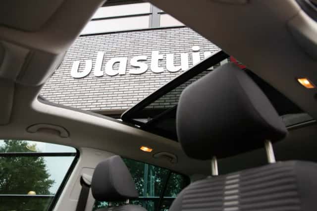 Volkswagen Tiguan (2010) thumbnail 3