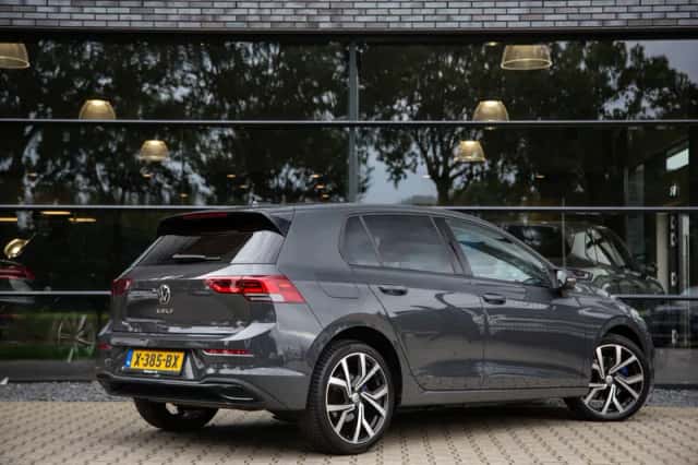 Volkswagen Golf (2021) thumbnail 2
