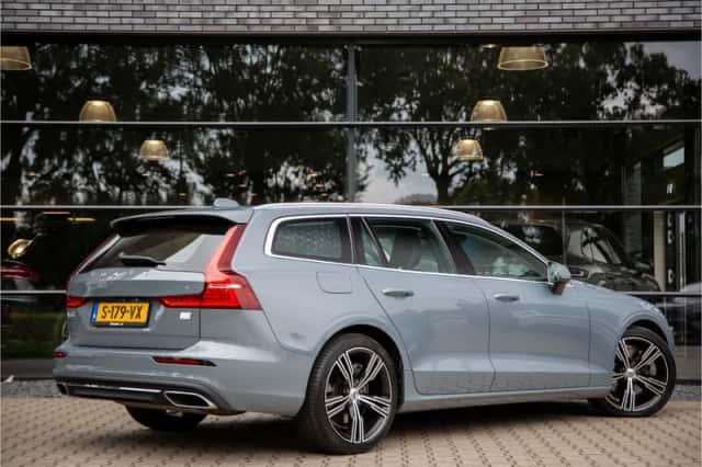 Volvo V60 (2021) thumbnail 2