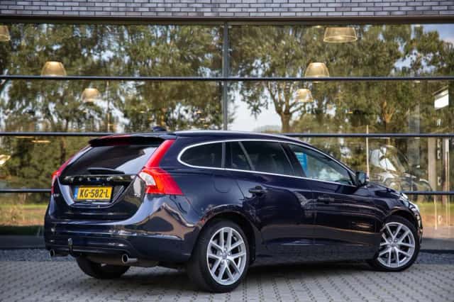Volvo V60 (2016) thumbnail 2