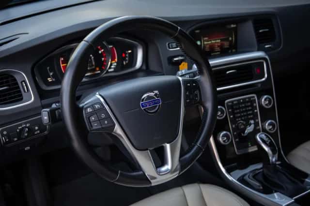 Volvo V60 (2016) thumbnail 3
