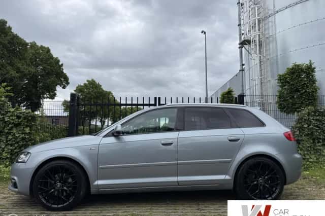 Audi A3 (2010) thumbnail 2