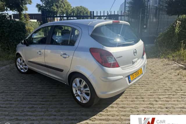 Opel Corsa (2011) thumbnail 3