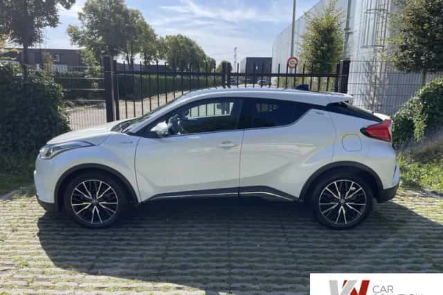 Toyota C-HR (2016) thumbnail 2