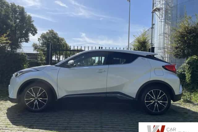 Toyota C-HR (2016) thumbnail 3