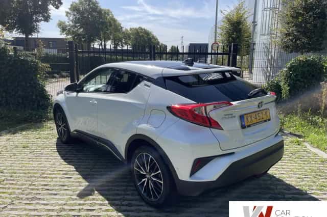 Toyota C-HR (2016) thumbnail 4