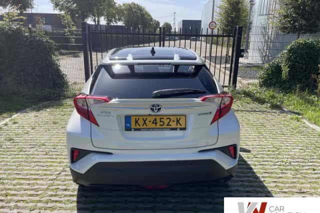 Toyota C-HR (2016) thumbnail 5