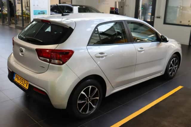 Kia Rio (2017) thumbnail 3