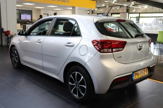 Kia Rio (2017) thumbnail 4