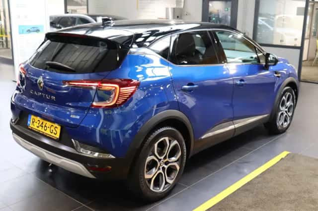 Renault Captur (2022) thumbnail 3