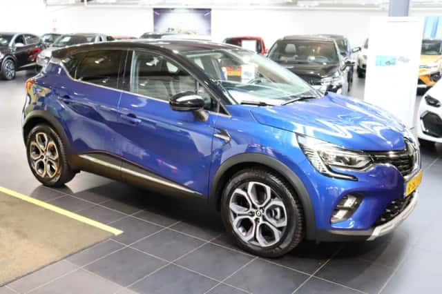 Renault Captur (2022) thumbnail 2