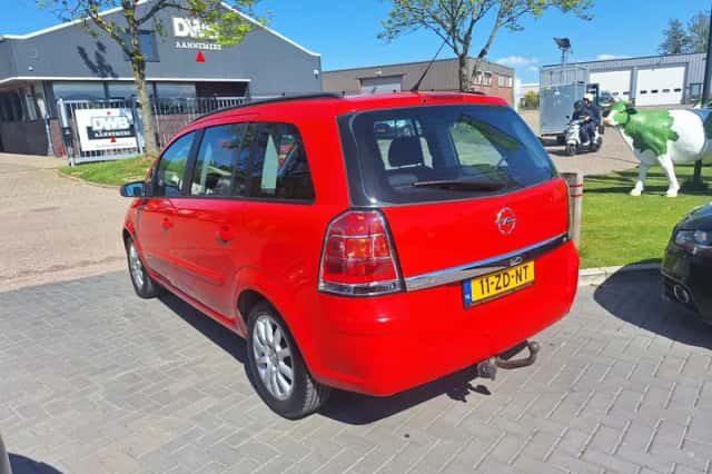 Opel Zafira (2008) thumbnail 4