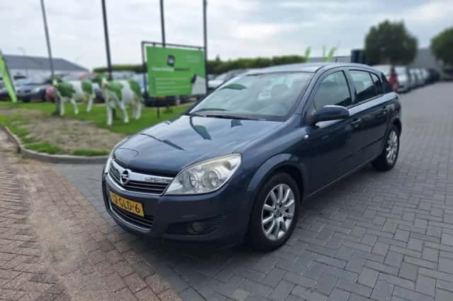 Opel Astra (2008) thumbnail 1
