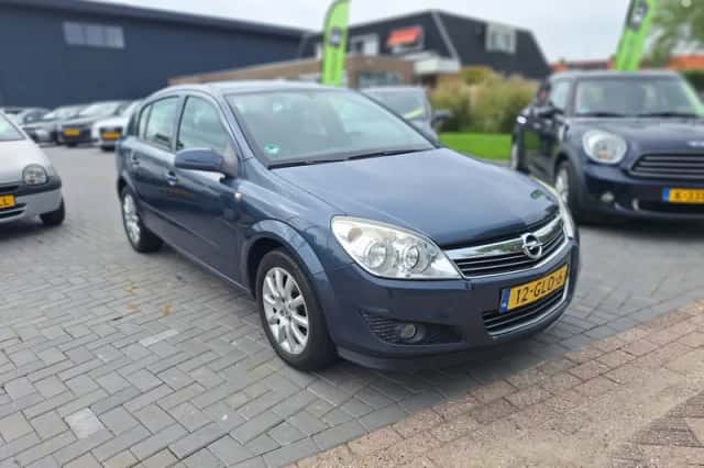 Opel Astra (2008) thumbnail 2