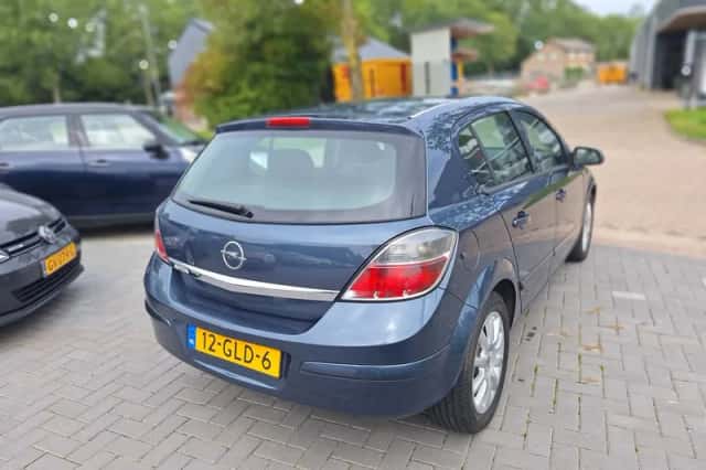 Opel Astra (2008) thumbnail 3