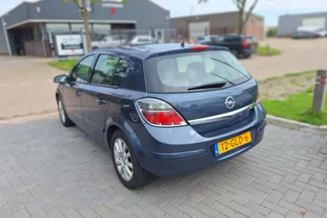 Opel Astra (2008) thumbnail 4