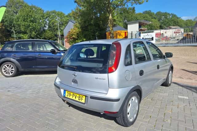 Opel Corsa (2004) thumbnail 3