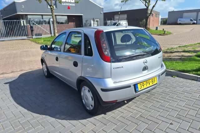 Opel Corsa (2004) thumbnail 4