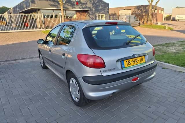 Peugeot 206 (2001) thumbnail 4