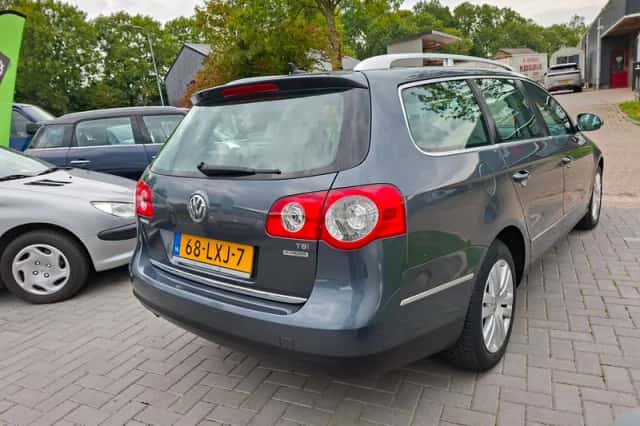 Volkswagen Passat (2010) thumbnail 3