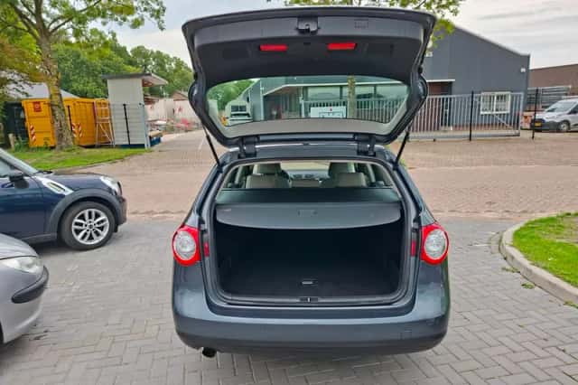 Volkswagen Passat (2010) thumbnail 5