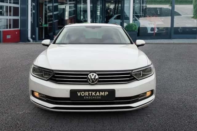 Volkswagen Passat (2015) thumbnail 2