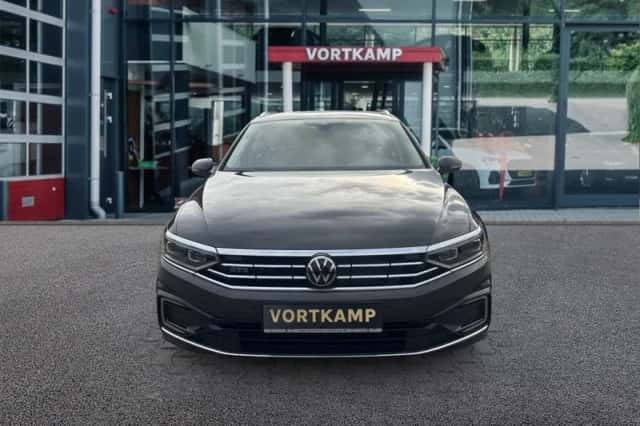 Volkswagen Passat (2022) thumbnail 2