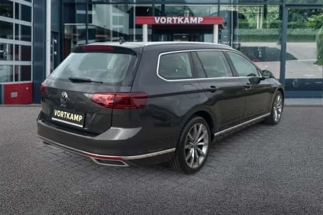 Volkswagen Passat (2022) thumbnail 5