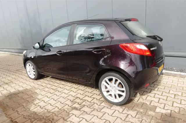 Mazda 2 (2011) thumbnail 2