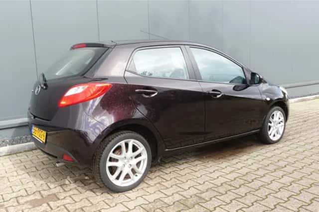 Mazda 2 (2011) thumbnail 3