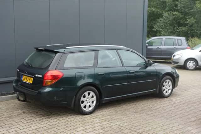 Subaru Legacy (2004) thumbnail 3