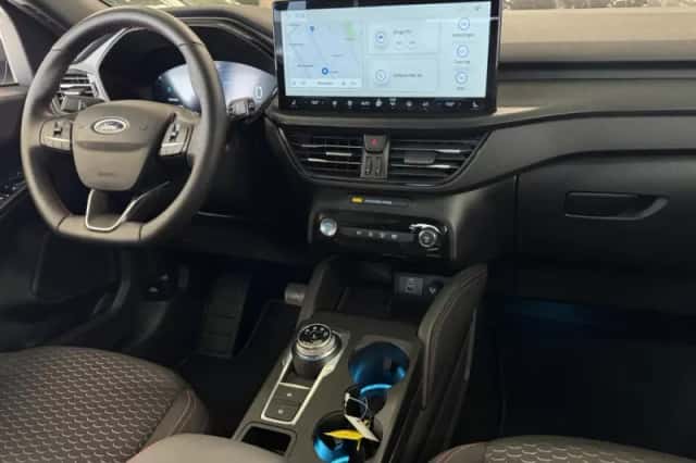 Ford Kuga (2024) thumbnail 3