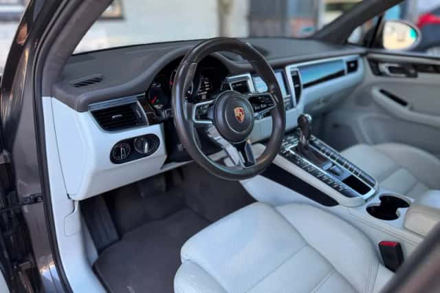 Porsche Macan (2015) thumbnail 4