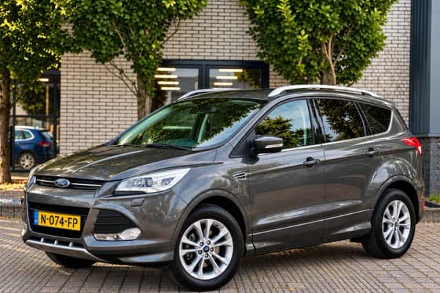 Ford Kuga (2015) thumbnail 1