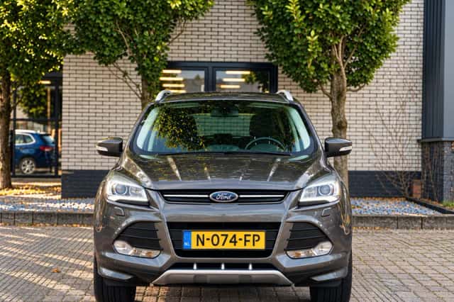 Ford Kuga (2015) thumbnail 2