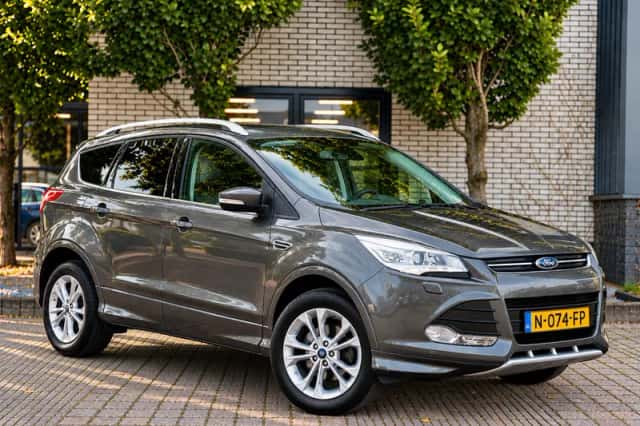 Ford Kuga (2015) thumbnail 3